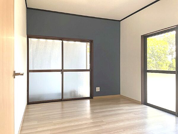 アクセントクロスが印象的な居室。窓からは自然光が差し込み、明るく快適な空間です。多様な使い方が想像できます。