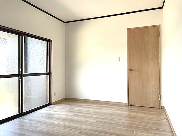 明るい光が差し込むお部屋。フローリングの温もりと白壁が落ち着いた空間を演出します。趣味の部屋や書斎にいかがでしょうか。