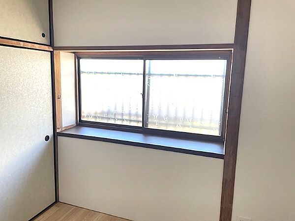 窓から光が差し込む、明るい空間です。障子戸が和の雰囲気を添えています。