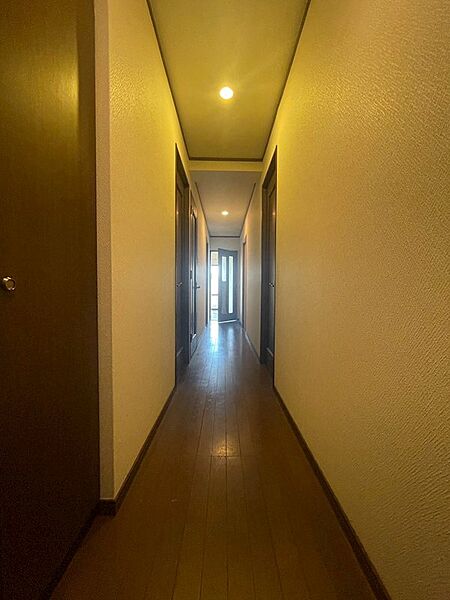 温かみのある照明と木目調の床が調和し、居心地の良い空間が広がる玄関です。快適な新生活をここから始めませんか。