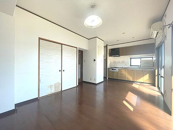 採光の良いリビングは、キッチンと一体となった開放的な空間。フローリングの床が空間を広く見せ、収納も備えています。