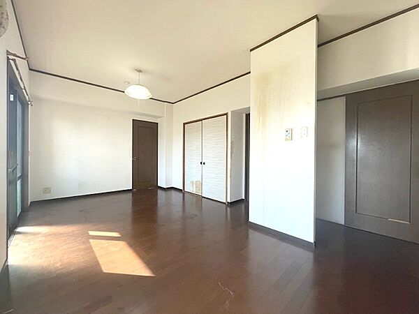 明るい陽光が差し込むリビングは、日中の時間を心地よく過ごせます。開放感のある空間で、新たな暮らしを始めてみませんか。