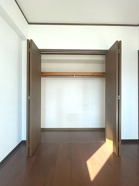 洋服をたくさん掛けられるハンガーパイプ付きクローゼット。奥行きもあるので、季節ものもまとめて収納できます。