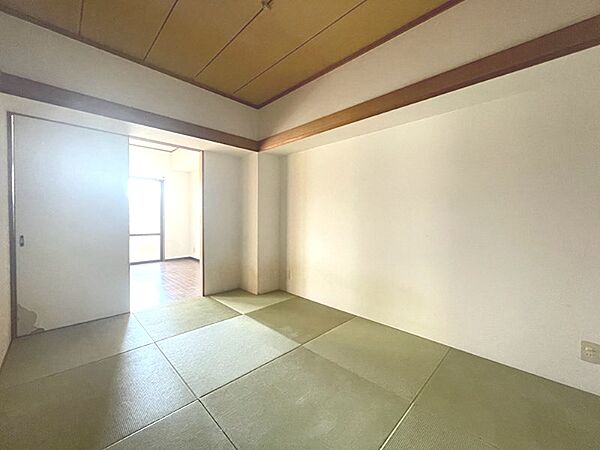 畳敷きの居室は、隣接する洋室と繋がることで、多様な空間利用が可能です。和の落ち着きと明るい採光が魅力の空間です。