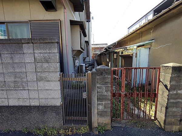 コンビニや日用品のまとめ買いに便利なドラッグストアが徒歩6分圏内にあります