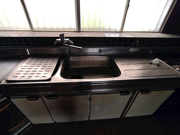 キッチンにも窓があり、換気に便利です