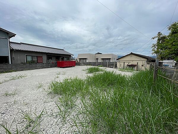 広々とした土地で、理想のマイホームを実現しませんか？閑静な住宅街で、穏やかな暮らしを叶えます。夢の家づくりを始めるのにふさわしい場所です。