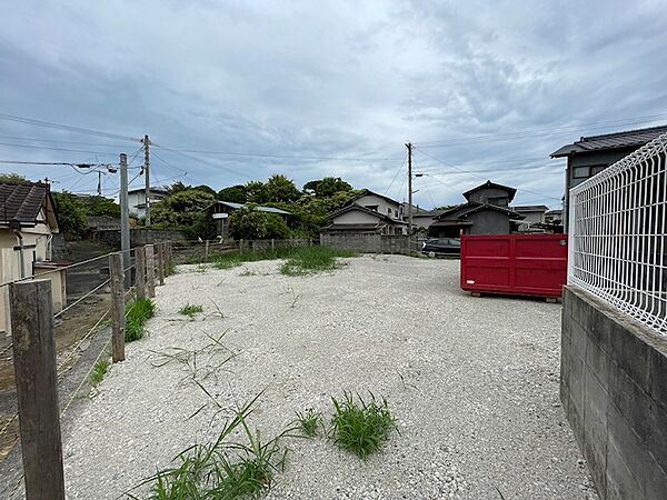 閑静な住宅街に佇む、平坦な土地。建築プランを自由に描ける整形地です。新しい暮らしの舞台に、ご検討ください。