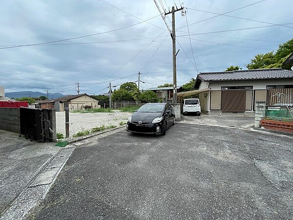 閑静な住宅街に位置する、開放感のある広々とした敷地。前面道路は車の通りも少なく、落ち着いた住環境です。駐車場スペースも確保されており、お車でのアクセスもスムーズです。