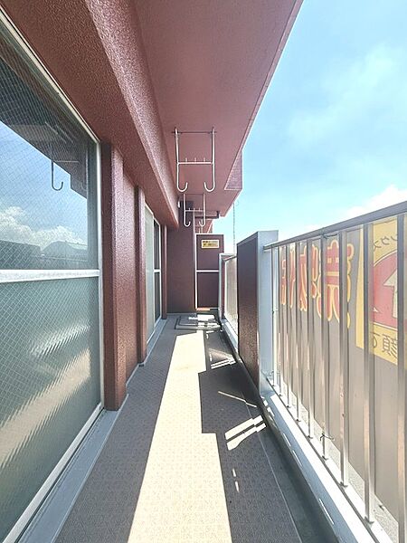 開放感のあるバルコニーで、心地よい風を感じながら過ごすひととき。日々の疲れを癒すプライベート空間です。