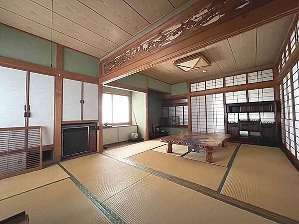 趣のある和室は、落ち着きと安らぎを与えてくれます。細部の装飾が空間に深みを添え、心穏やかなひとときを演出します。