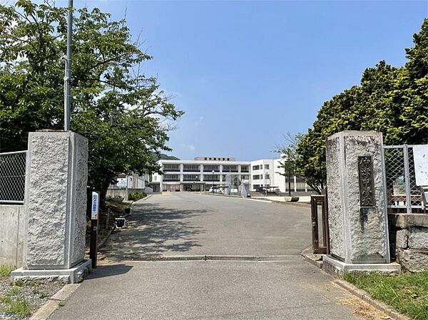 行橋市立仲津中学校（677m）