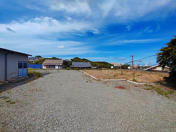 開放感あふれる青空が広がる土地。住宅はもちろん、事業用地としてもご検討いただけます。建築プランのご相談もお気軽にどうぞ。