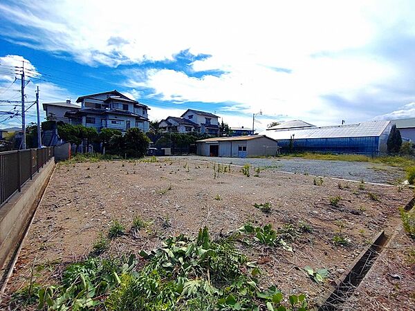 広々とした敷地で、夢のマイホームを自由に設計できます。周辺には住宅が立ち並び、穏やかな住環境が魅力。青空の下、新しい暮らしを始めませんか？