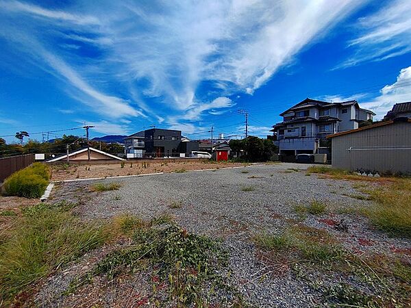 広々とした更地で、理想の住まいを自由に設計できます。周辺には落ち着いた住宅が建ち並び、穏やかな暮らしが期待できます。現地でぜひ、新生活のイメージを膨らませてください。