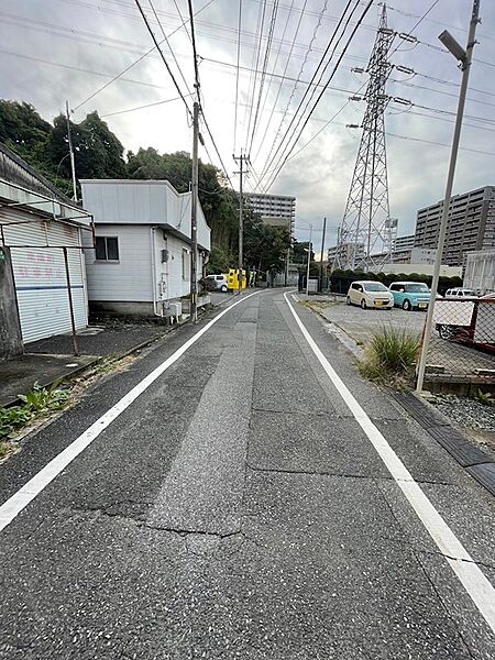 スーパーやコンビニが徒歩5分です