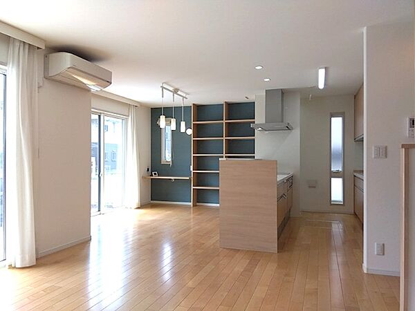 自然光が心地よいリビングダイニングキッチン。オープンシェルフは飾り棚や収納として多目的に活用できます。