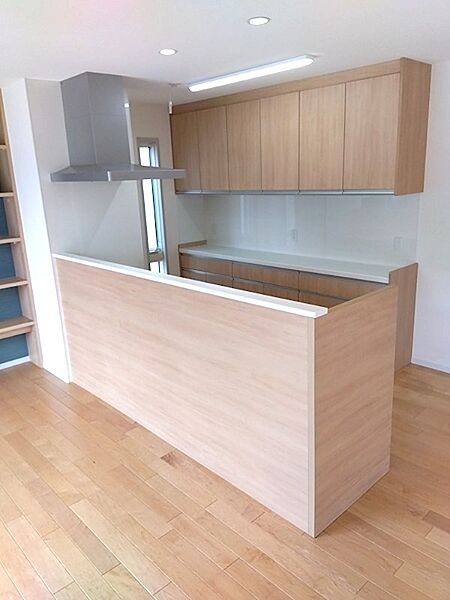 木目の美しいキッチンは、収納も豊富で機能的。明るい空間で、毎日のお料理を快適にサポートします。