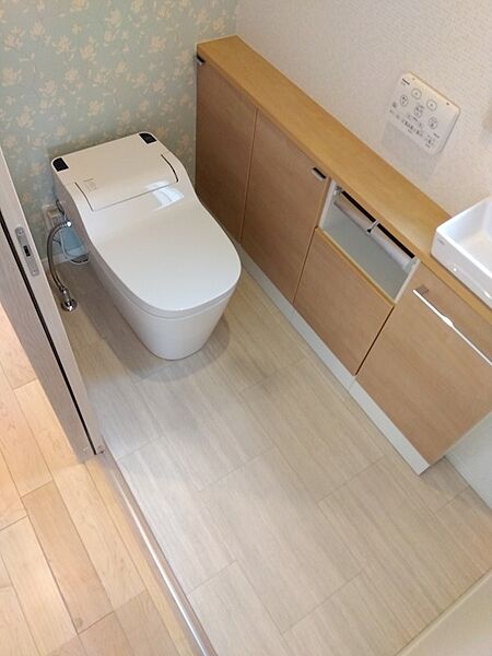 清潔感あふれるトイレは、気持ちの良い毎日をサポートします。収納スペースも充実しており、空間をすっきりと保てます。