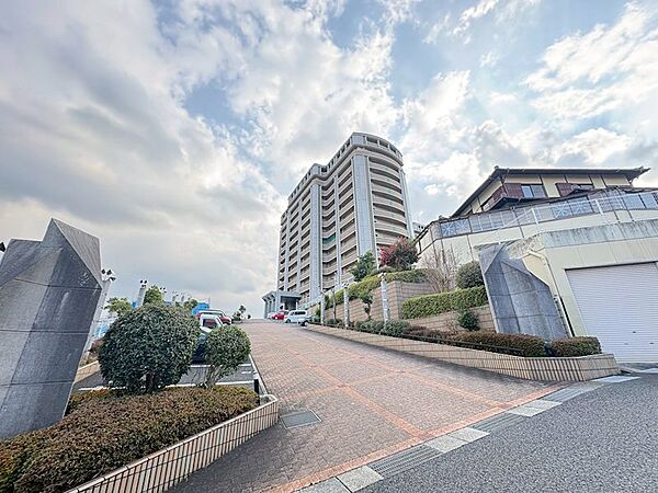 広々とした敷地に佇むマンション。落ち着いた住環境で、新たな生活を始めてみませんか。
