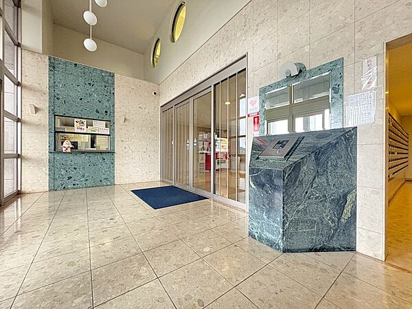 大理石調の壁と床が印象的なエントランスは、住む方を心地よくお迎えします。管理体制もしっかりしており、安心感のある暮らしをサポート。