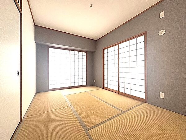 趣のある和室は、落ち着いた時間を過ごすのに最適です。陽光が障子を通して優しく室内に広がり、安らぎの空間を演出します。