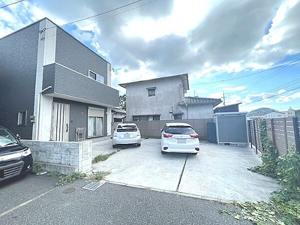ゆとりのある駐車スペースで、お車を複数台お持ちの方にもおすすめです。来客時も安心です。