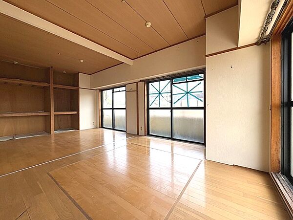 陽光が差し込む明るい室内。収納棚も備わり、快適な暮らしをサポートします。