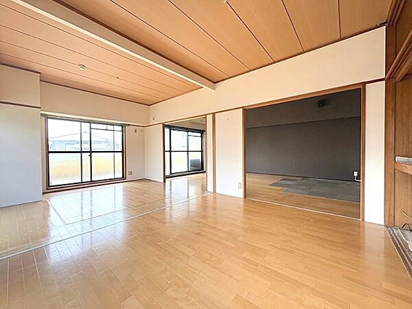 複数の窓から光が差し込む明るい室内。広々とした空間は、家族それぞれのライフスタイルに合わせてご活用いただけます。
