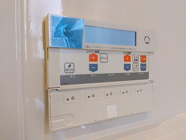 お風呂の操作は、ワンタッチで簡単。追い焚き機能付きで、いつでも温かいお風呂に入れます。節約をサポートするecoボタンも搭載しています。