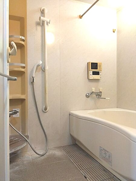 明るい色調でまとめられた浴室は、一日の疲れを癒すリラックス空間。機能的なシャワーと浴槽で快適なバスタイムを。