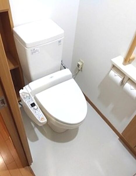 清潔感のあるシンプルなトイレ。温水洗浄便座とペーパーホルダーも完備されており、快適にご利用いただけます。