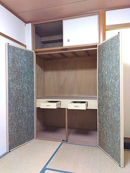 伝統的な和室に合わせた、ゆとりのある押入れ収納。上部の天袋と引き出しで、多様なものを整理できます。