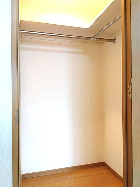 衣類をすっきりと収納できるクローゼット。ハンガーパイプ付きで、整理整頓もしやすい空間です。