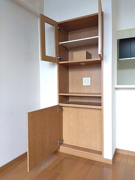 収納力のあるカップボードは、キッチン周りをすっきり整頓するのに役立ちます。散らかりがちな小物もまとめて収納でき、快適な生活空間をサポートします。