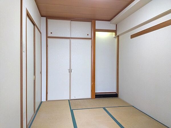 収納豊富な和室は、来客用の寝室や書斎としても活用できます。畳の香りに包まれて、心安らぐ時間をお過ごしください。