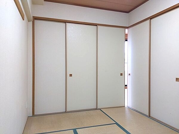 柔らかな光が差し込む和室。障子を開放すれば、隣接する空間と一体感のある広々とした使い方も可能です。