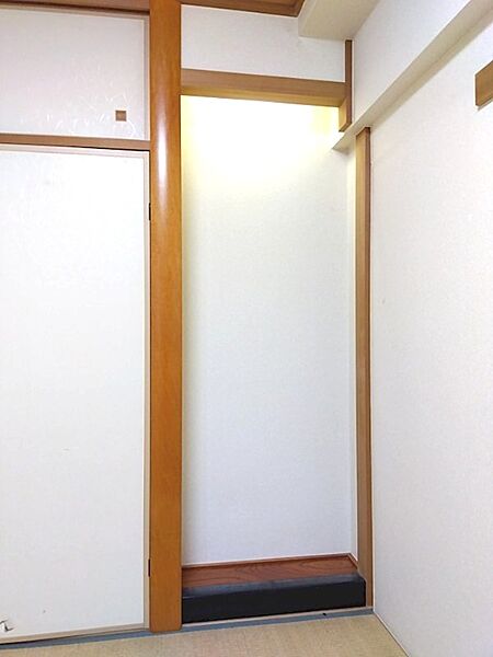 和の趣を感じる空間。障子と木材の組み合わせが落ち着いた雰囲気を演出します。収納スペースとしても活用できます。