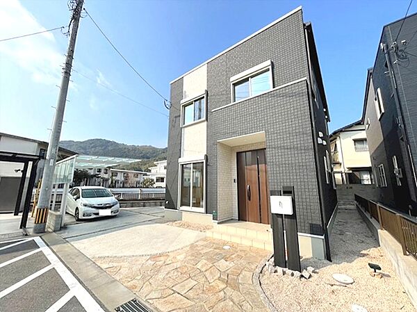 モダンな外観が目を引く2階建ての住まい。カースペースとアプローチは異なる素材で舗装され、デザイン性を高めています。明るい日差しが差し込む快適な暮らしを。