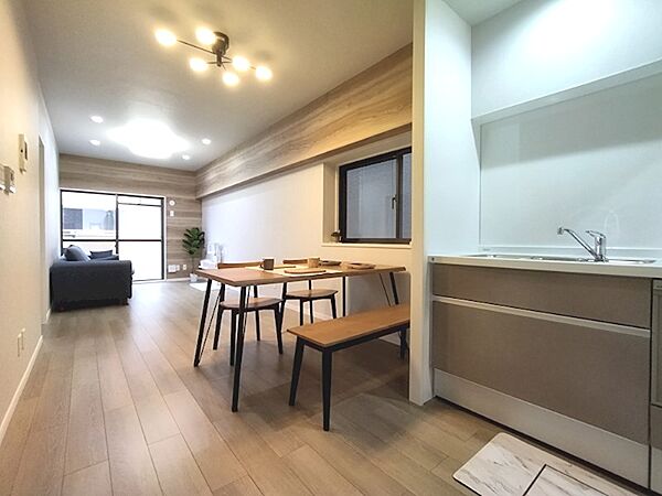 LDKは約18.5帖の開放的な空間。アクセントクロスと間接照明が、洗練されたお部屋を演出します。対面キッチンで会話を楽しみながら料理ができます。