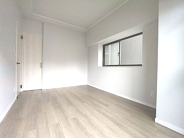 明るい色合いのフローリングと白い壁が、お部屋を広く見せます。窓からは自然光が差し込み、穏やかな時間が流れます。