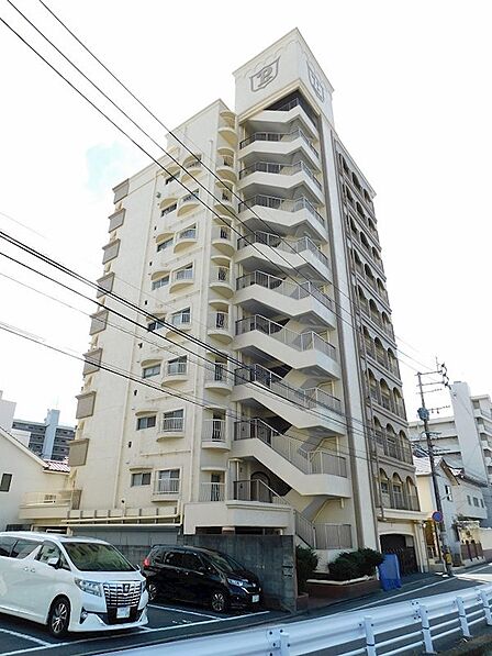 スーパーやコンビニ、ドラッグストアが徒歩4分圏内です
