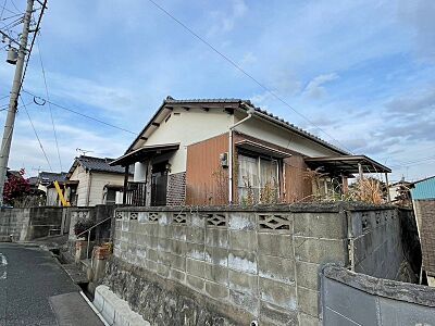 外観:静かな住宅街に佇む一戸建て。リノベーションで自分好みの空間を創りませんか?庭付きでガーデニングも楽しめます。 外観:静かな住宅街に佇む一戸建て。リノベーションで自分好みの空間を創りませんか?庭付きでガーデニングも楽しめます。