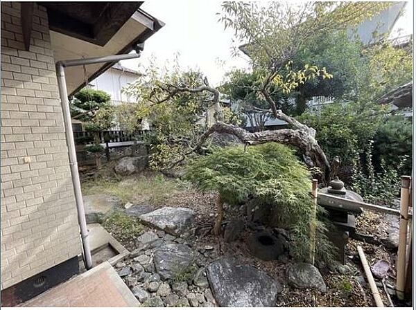 北側と西側の2つある間口が約12m以上と広いので採光や通風、駐車場を確保しやすくなります
