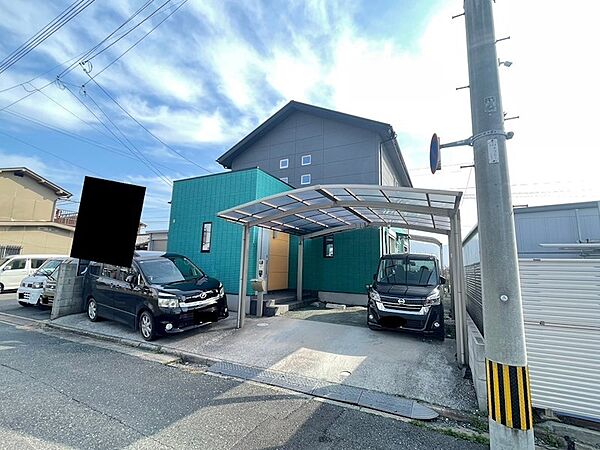 カーポートあります☆車種によって最大3台まで駐車可能です