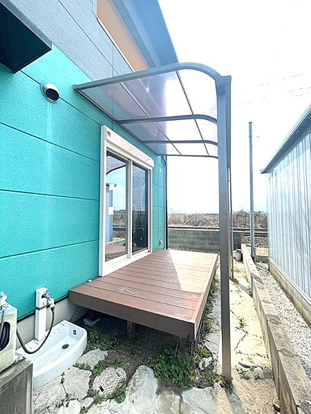 広々としたウッドデッキで、日光浴やガーデニングも楽しめます。屋根付きなので、急な雨でも安心。アウトドアリビングとして、家族や友人と素敵な時間を過ごせるでしょう。