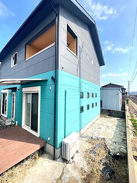 広々としたウッドデッキ付きで、開放的なプライベート空間が魅力です。趣味のガーデニングや、くつろぎのひとときを過ごすのに最適です。