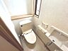 トイレ：清潔感のあるトイレには、小窓と手洗い器が備わっています。上部の棚は、ちょっとした飾り付けにも利用できます。