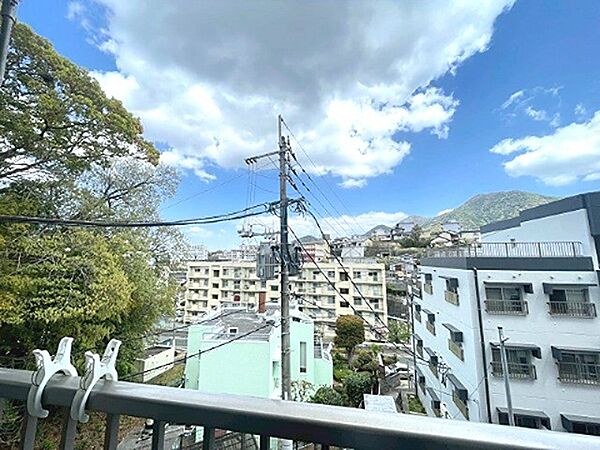 バルコニーからは、晴れた日には山々を望むことができます。開放感のある眺望で、四季の移ろいを感じていただけます。