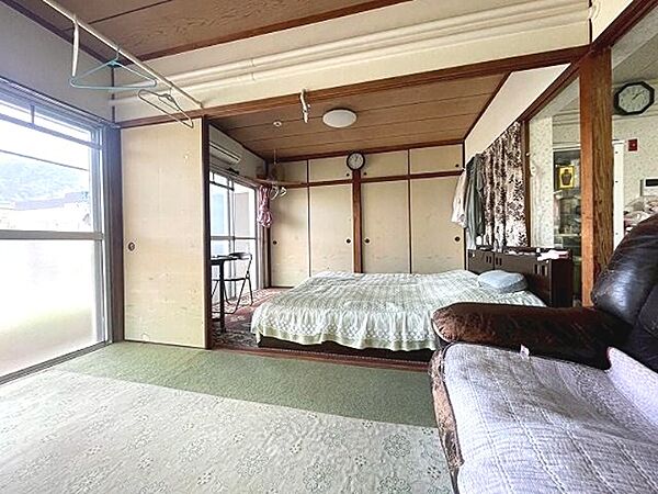 日当たり良好な居室で、快適なプライベート空間を。窓からは開放感のある景色が広がり、穏やかな時間を過ごせます。